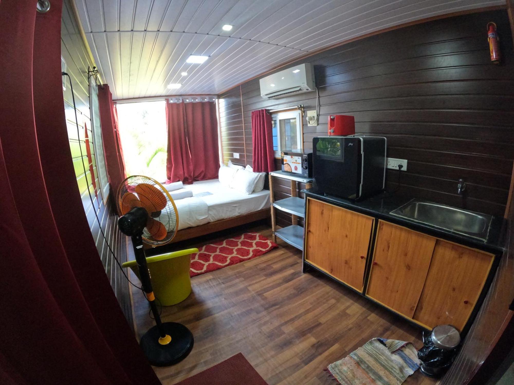 Wow Farm House Auroville Rum bild